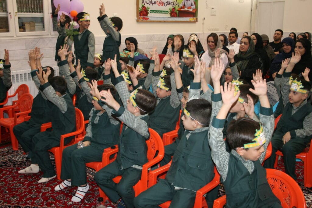 خوشحالی-کودکان-کلاس-اولی-پیش-دبستانی