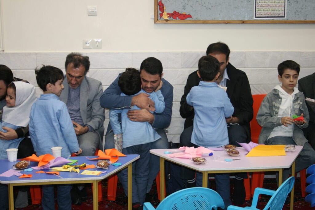 تقدیم-هدیه-نوآموزان-به-پدران-در-روز-پدر-پیش-دبستانی