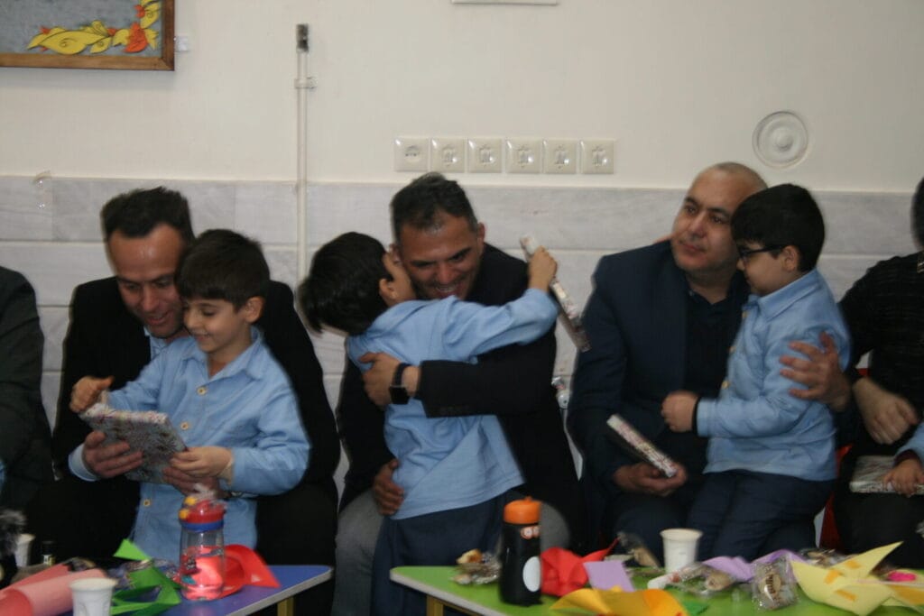 آغوش-گرم-پدر-و-کودک-در-جشن-روز-پدر-پیش-دبستانی